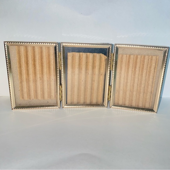 Vintage Tri Fold Hinged Gold Tone Freestanding Picture Frame Three 3x2 Photos - Picture 8 of 10